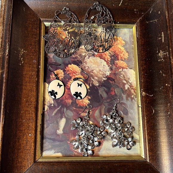 3 pair of earrings - Picture 2 of 3